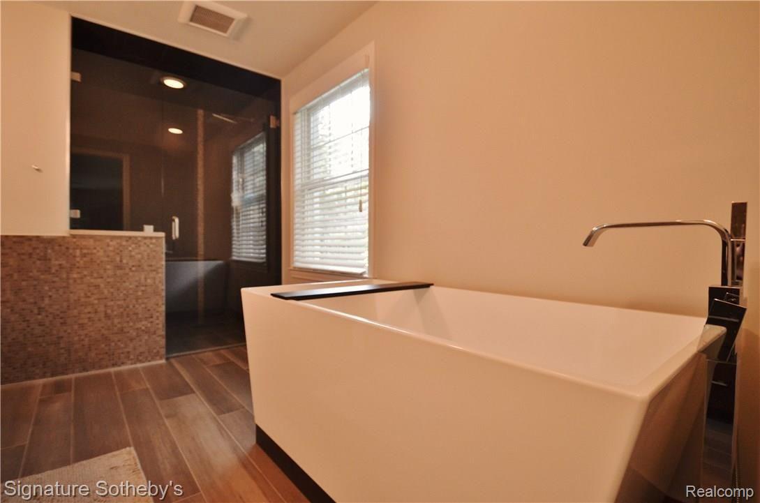 5335 Echo Road Bloomfield Hills, MI 48302 - Photo 20 of 29 owner suite bath .JPG