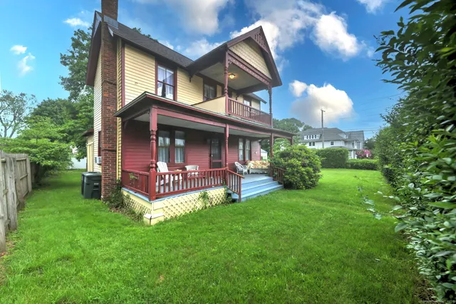 a view of a house with a yard
