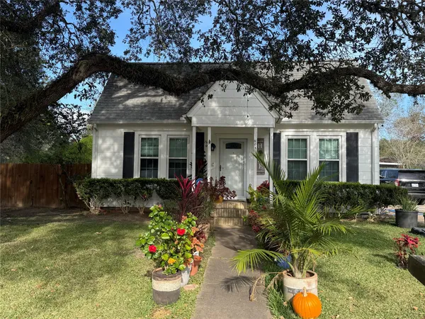 front view of house with a yard