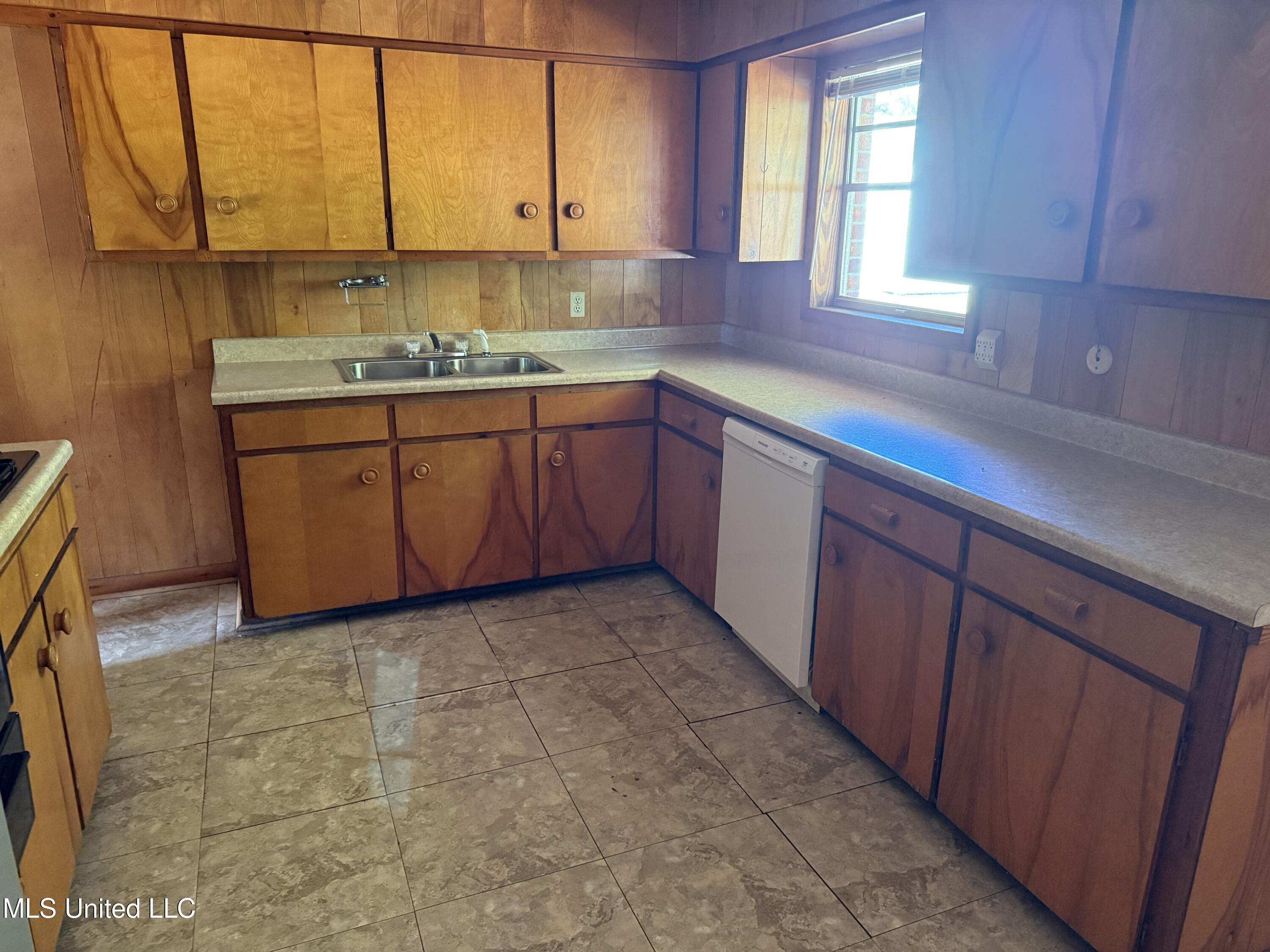 2214 Pine Avenue Gulfport, MS 39501 - Photo 5 of 13 IMG_1906