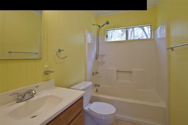 40 Kapuai Road Haiku, HI 96708 - Photo 16 of 29 a bathroom with a sink mirror toilet and bathtub