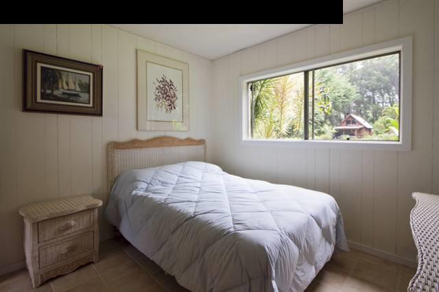 40 Kapuai Road Haiku, HI 96708 - Photo 17 of 29 a bedroom with a bed and painting on the wall
