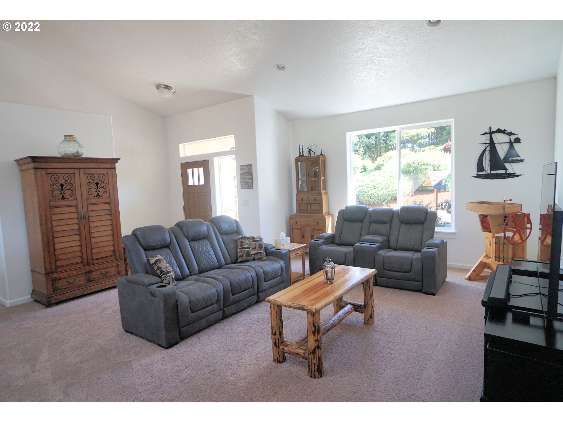 21459 South Jubb Road Estacada, OR 97023 - Photo 4 of 32 a living room with furniture and a window