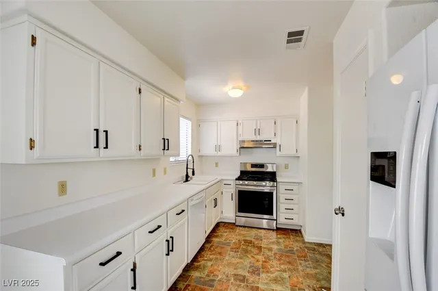 $2,100 | 8216 Carmen Boulevard, Las Vegas, NV 89128