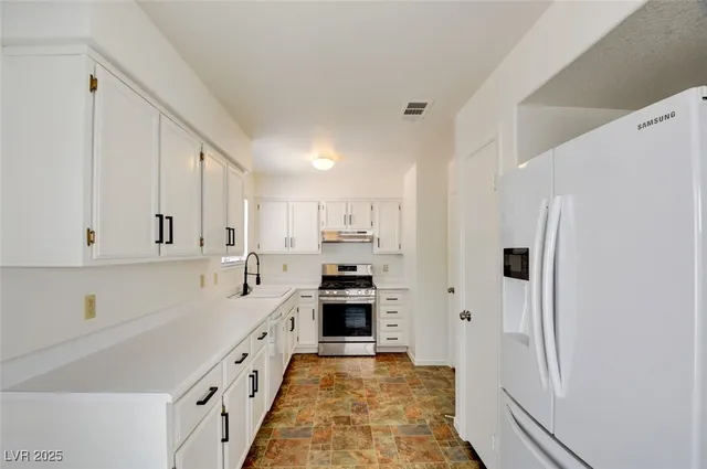 $2,100 | 8216 Carmen Boulevard, Las Vegas, NV 89128