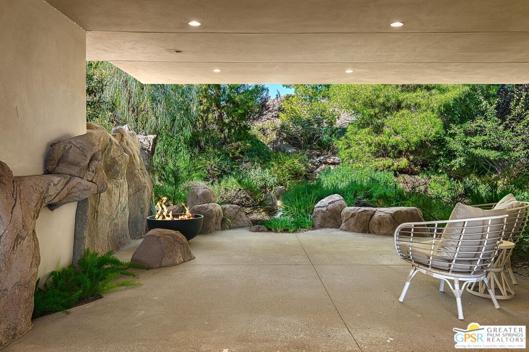4974 Avenida Del Sol Joshua Tree, CA 92252 - Photo 11 of 36 a view of a chairs and table in the patio