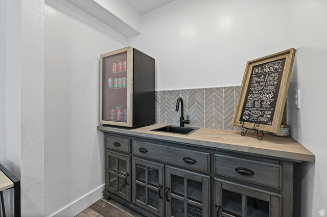 712 East Sunset View Road Grantsville, UT 84029 - Photo 32 of 44 Wet bar for your convenience and entertaining
