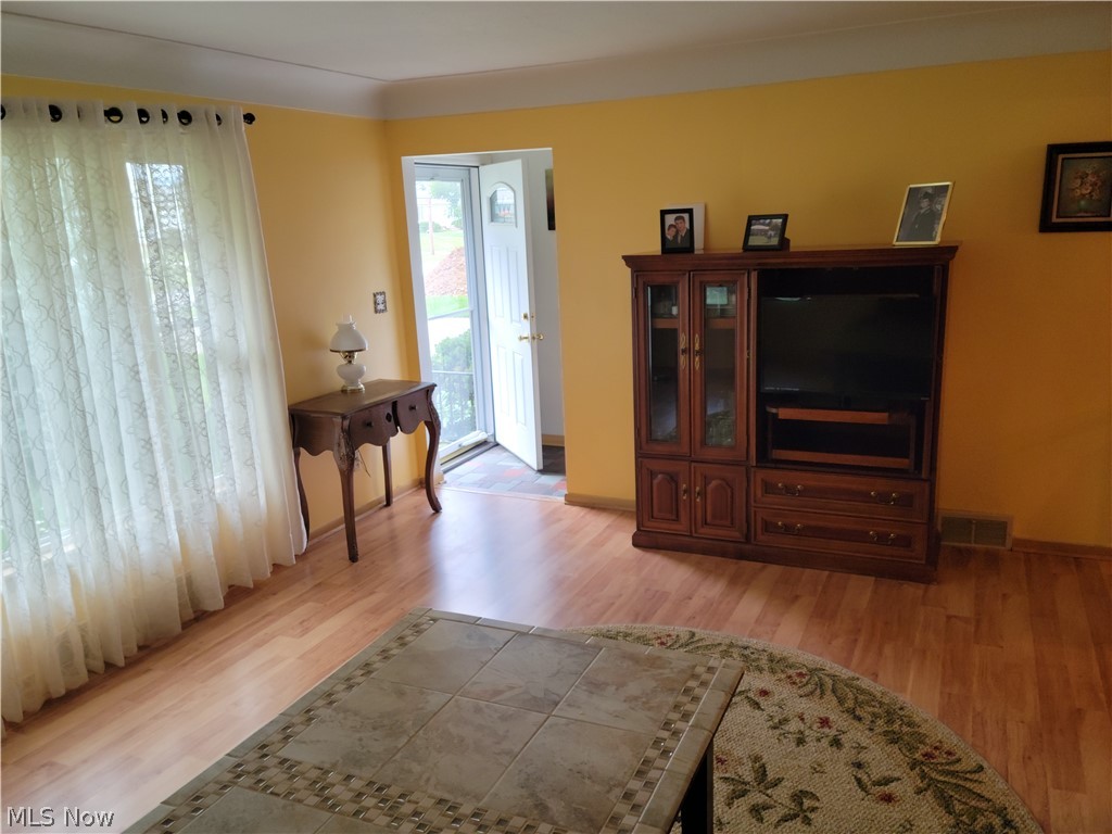 5451 Hauserman Road Cleveland, OH 44130 - Photo 2 of 29