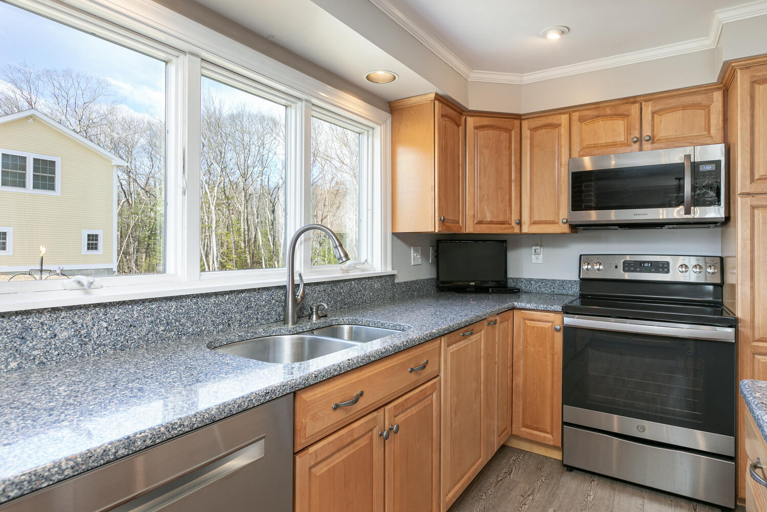 104 Fogg Road Scarborough, ME 04074 - Photo 9 of 43 Kitchen