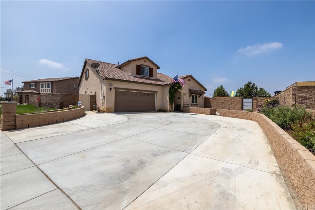 FRONT OF THE HOUSE ..HUGE DRIVEWAY