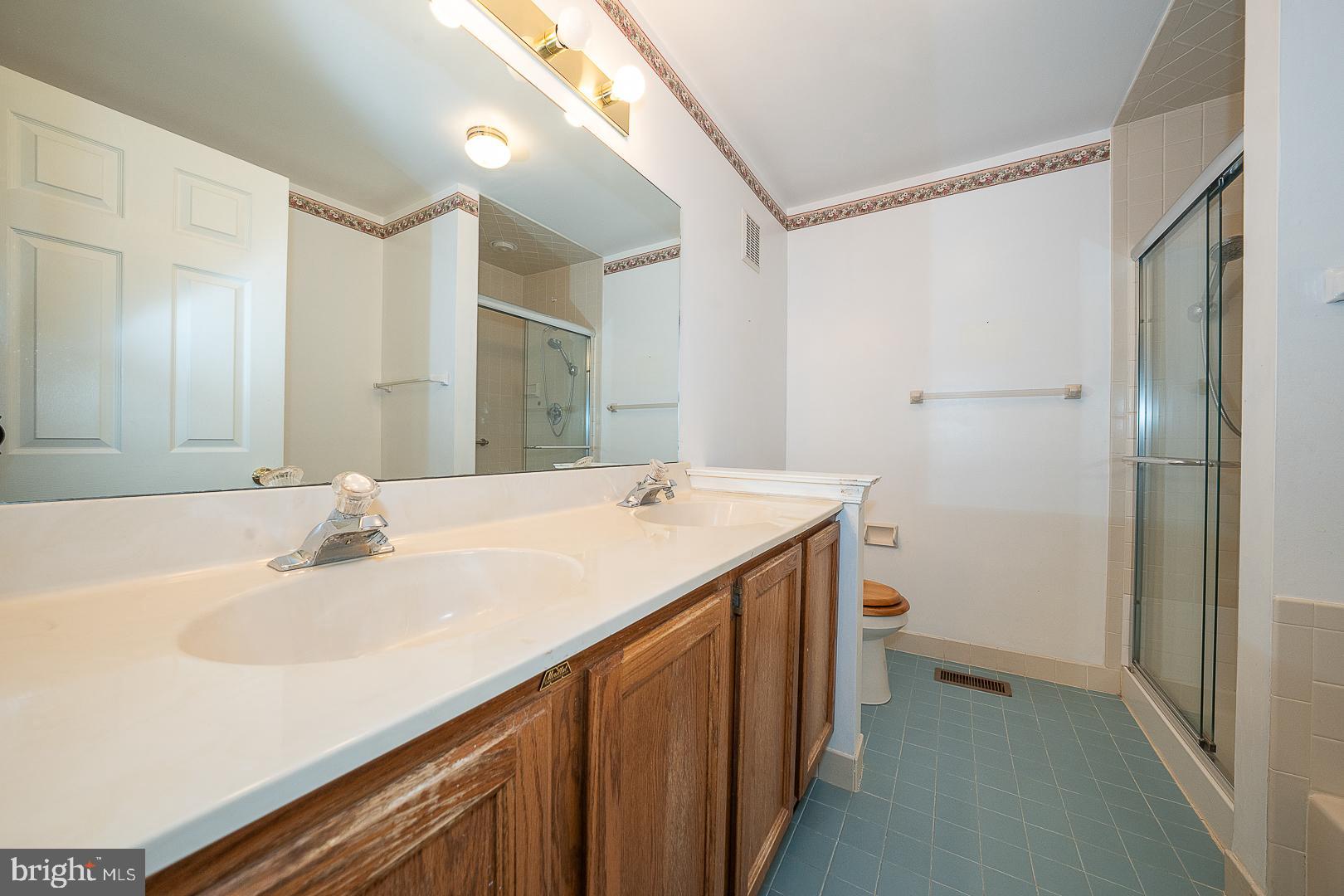 102 Beacon Square Wayne, PA 19087 - Photo 21 of 48 Spacious bathroom with modern amenities.