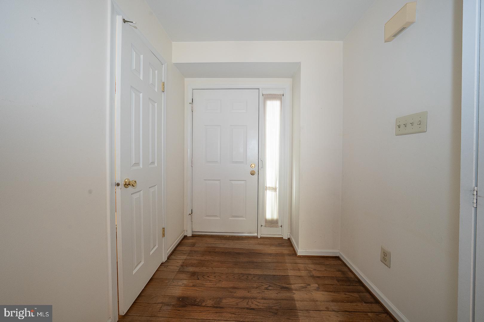 102 Beacon Square Wayne, PA 19087 - Photo 4 of 48 Welcoming entryway with natural light.