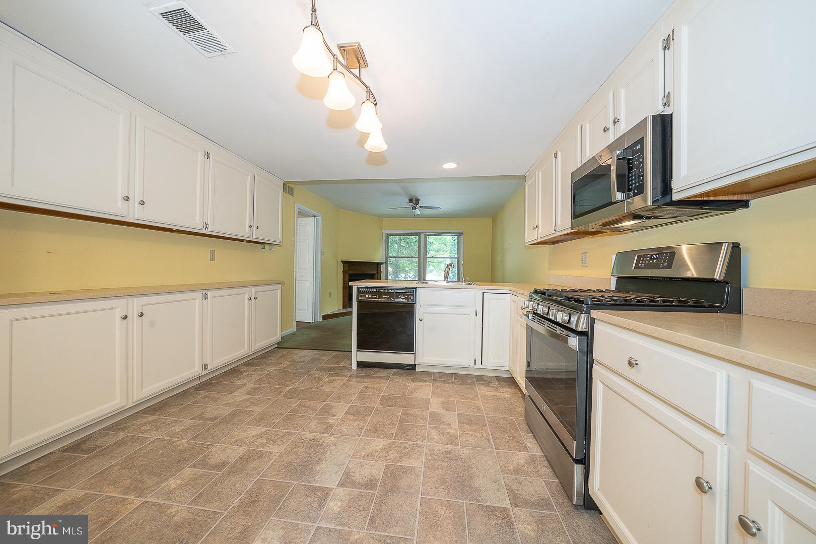 102 Beacon Square Wayne, PA 19087 - Photo 6 of 48 Bright and spacious kitchen with modern finishes.