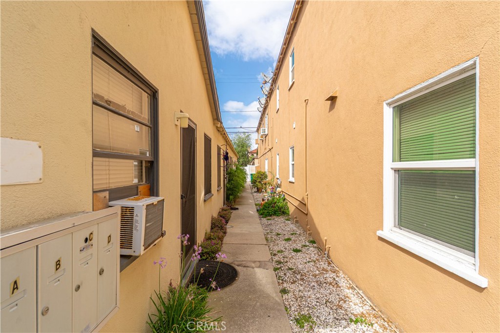 75 Granada Avenue Long Beach, CA 90803 - Photo 5 of 12 a view of an entryway