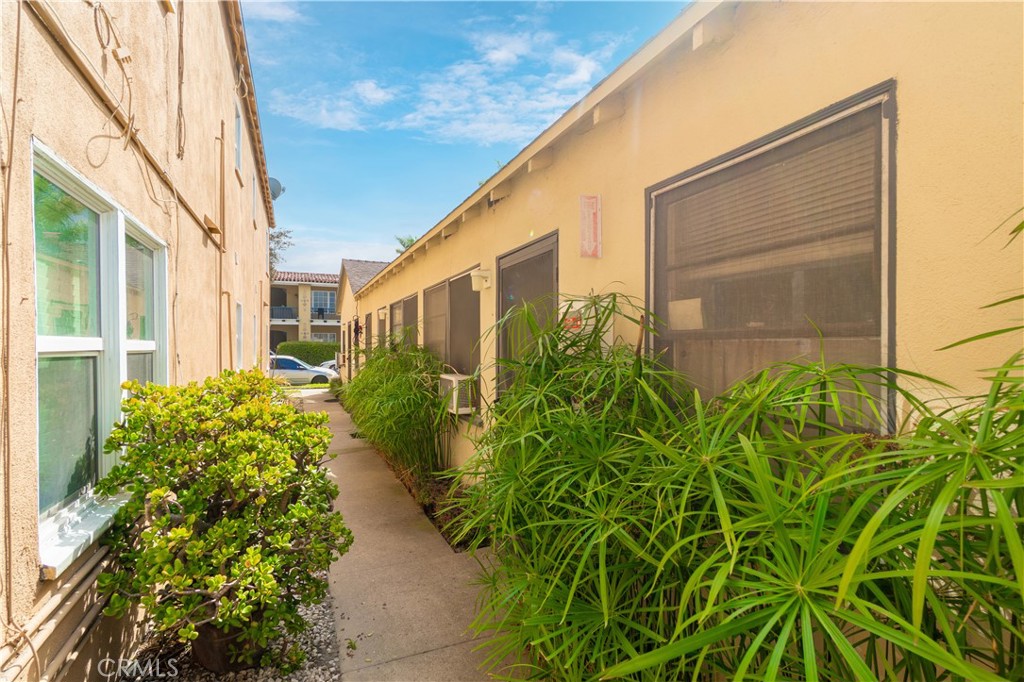 75 Granada Avenue Long Beach, CA 90803 - Photo 6 of 12 a view of a back yard of the house