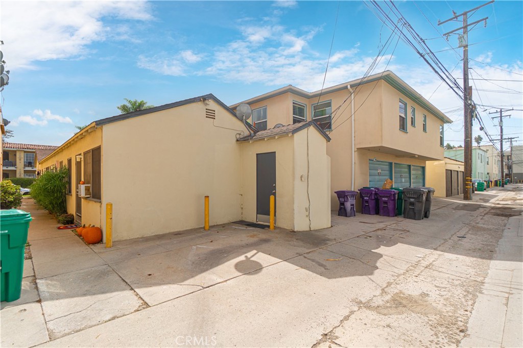 75 Granada Avenue Long Beach, CA 90803 - Photo 7 of 12 a view of a house with a backyard
