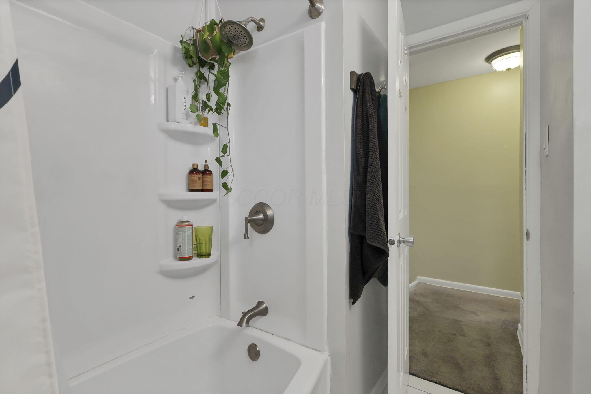 1065 Bernard Road Columbus, OH 43221 - Photo 29 of 58 Tub Bath