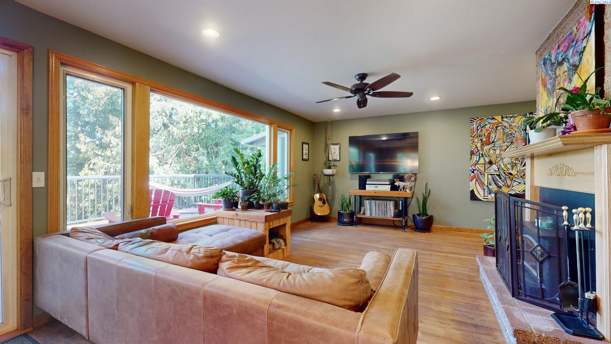 728 Southeast Ridgeview Street Pullman, WA 99163 - Photo 3 of 25 Gallery Image 3