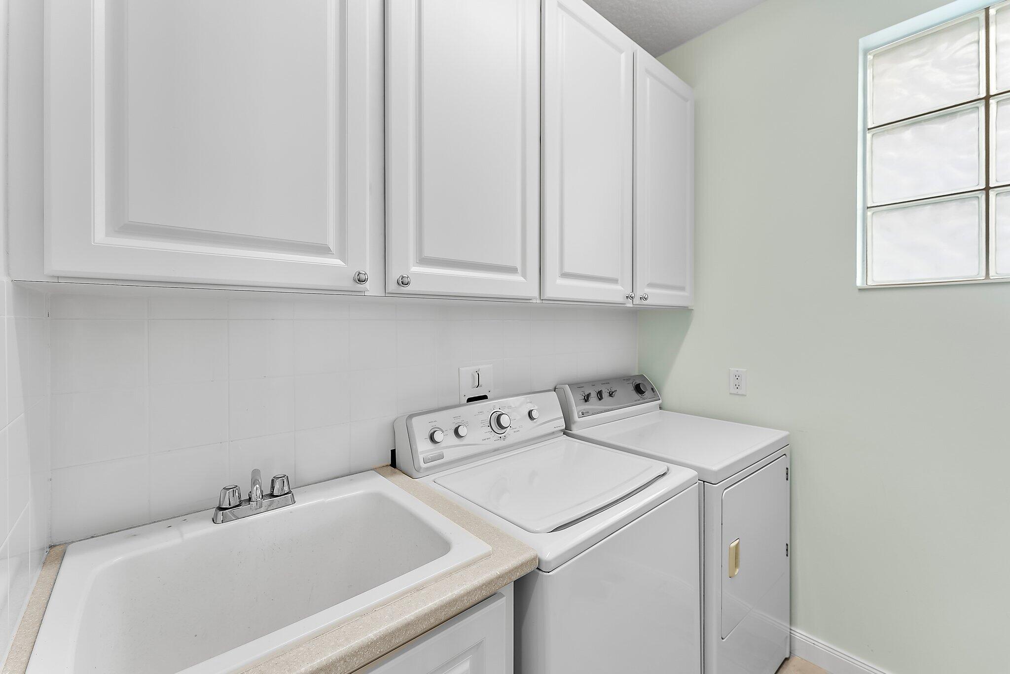 115 Castries Drive Jupiter, FL 33458 - Photo 16 of 60 a utility room with dryer and washer