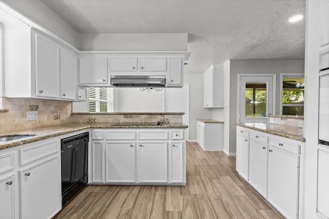 $2,300 | 27201 Paula Lane, Conroe, TX 77385