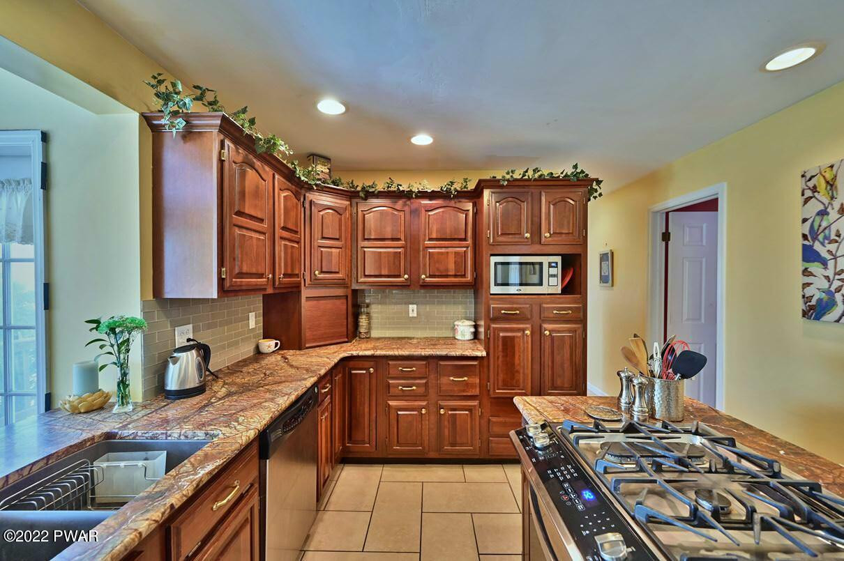 183 Valleyview Road Greentown, PA 18426 - Photo 35 of 110 a kitchen with kitchen island granite countertop a stove and a sink