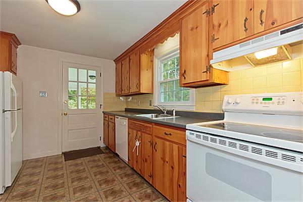 11 Spaulding Road Chelmsford, MA 01824 - Photo 6 of 17 Gallery Image 6