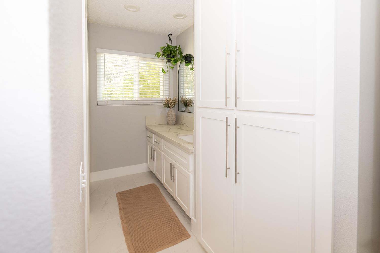 2672 Rio Bravo Circle Sacramento, CA 95826 - Photo 14 of 26 a en suite bathroom with a sink