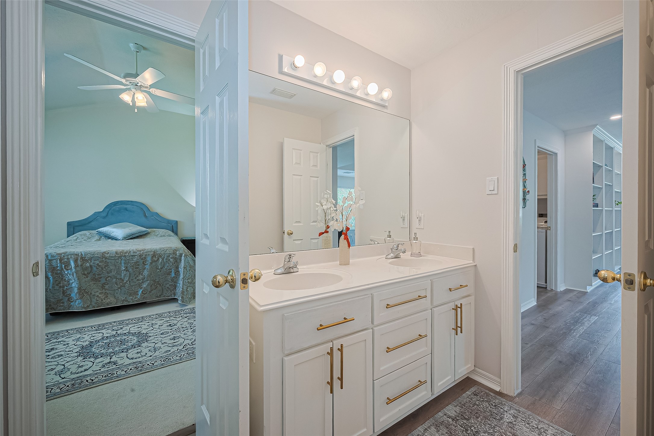 1413 Whispering Pines Drive, Unit 5 Houston, TX 77055 - Photo 39 of 47 a en suite bathroom with a double vanity sink and a mirror