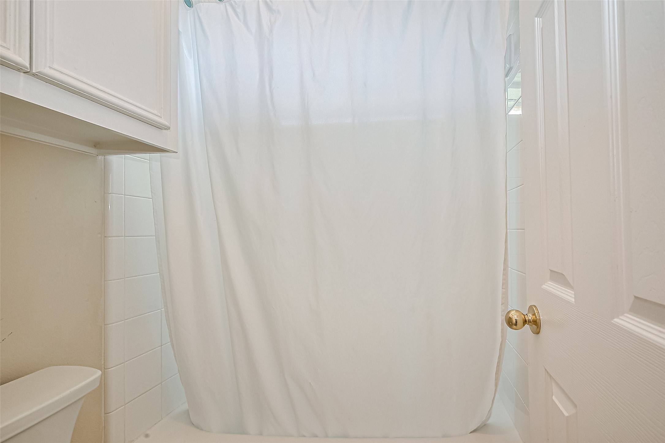 1413 Whispering Pines Drive, Unit 5 Houston, TX 77055 - Photo 40 of 47 a bathroom with a shower curtain
