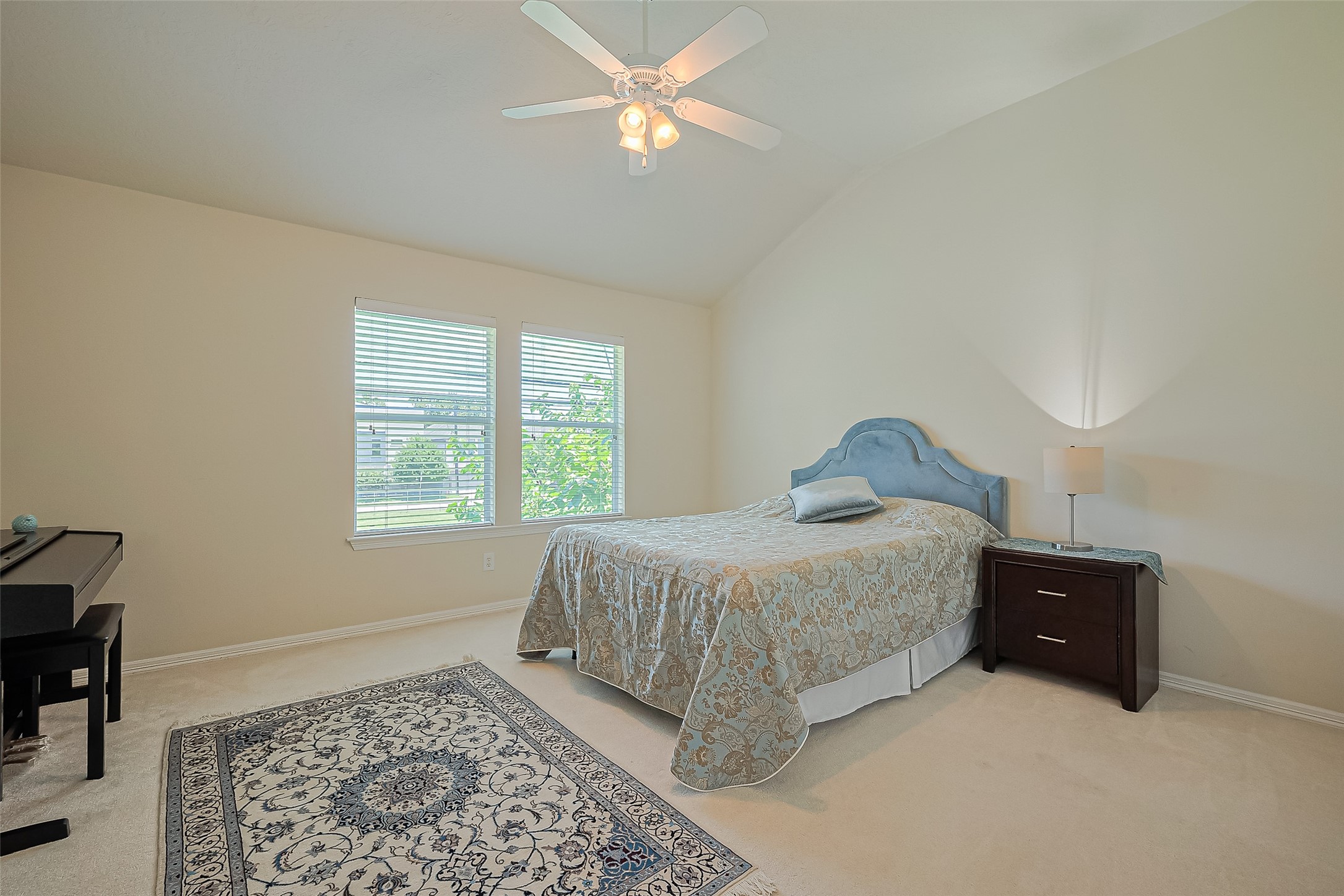 1413 Whispering Pines Drive, Unit 5 Houston, TX 77055 - Photo 42 of 47 a spacious bedroom with a bed and a lamp