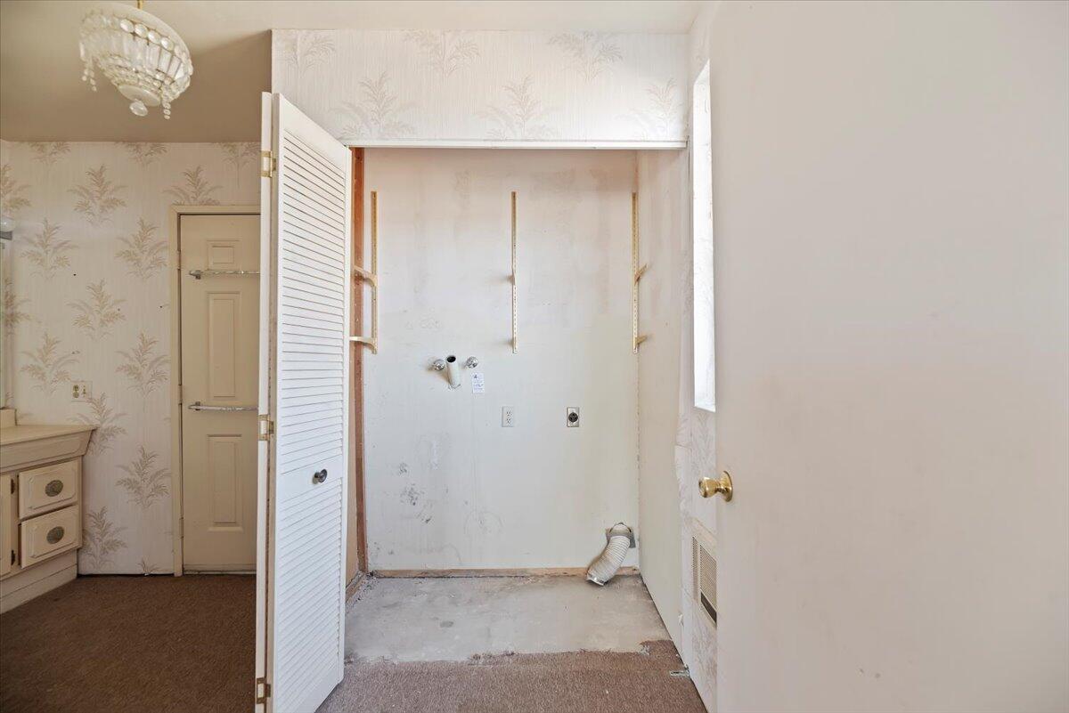 61313 El Coyote Lane Joshua Tree, CA 92252 - Photo 17 of 48 an empty room with windows
