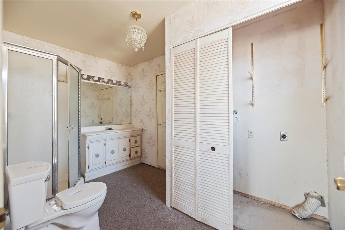 61313 El Coyote Lane Joshua Tree, CA 92252 - Photo 19 of 48 a bathroom with a shower toilet sink and mirror