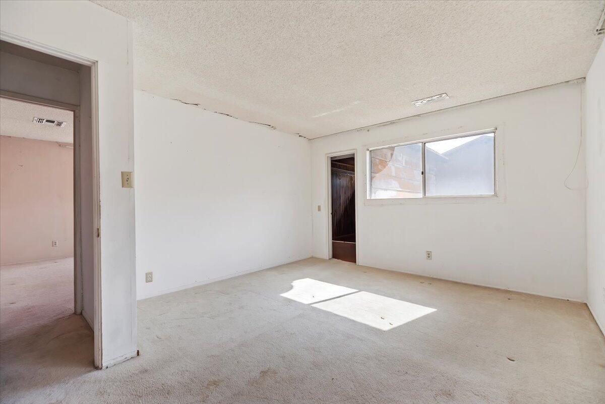 61313 El Coyote Lane Joshua Tree, CA 92252 - Photo 27 of 48 an empty room with windows