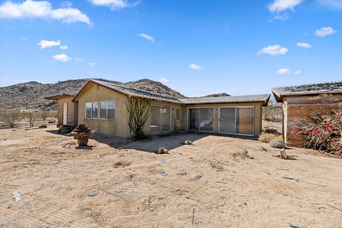 61313 El Coyote Lane Joshua Tree, CA 92252 - Photo 33 of 48 a front view of a house with a yard