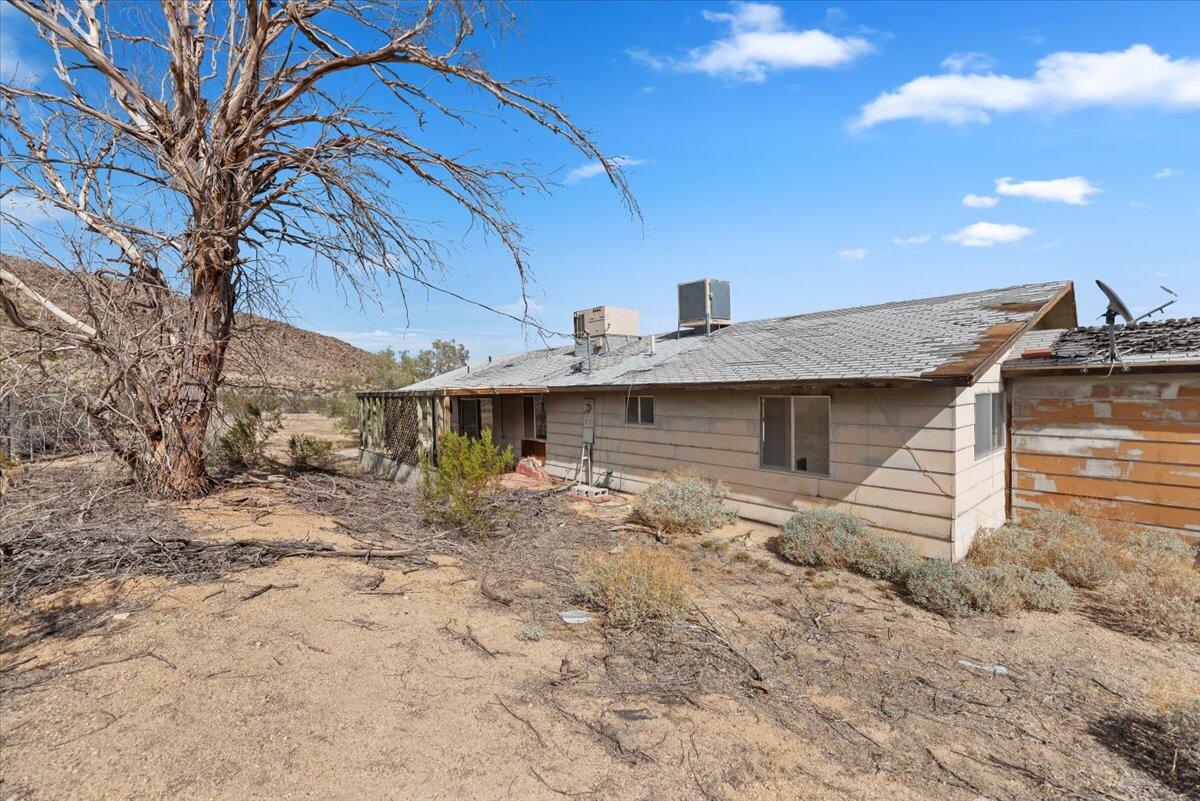 61313 El Coyote Lane Joshua Tree, CA 92252 - Photo 39 of 48 a front view of a house with a yard