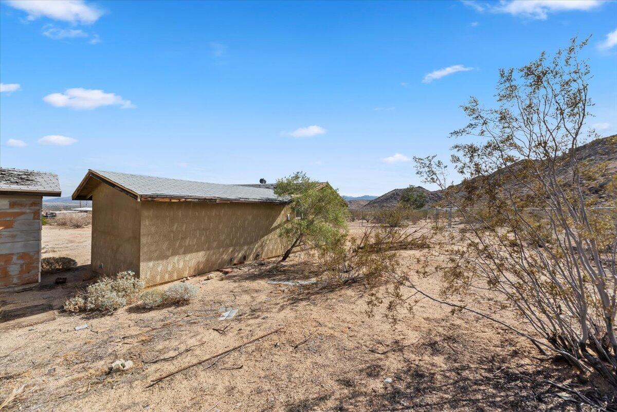 61313 El Coyote Lane Joshua Tree, CA 92252 - Photo 40 of 48 a view of a dry yard