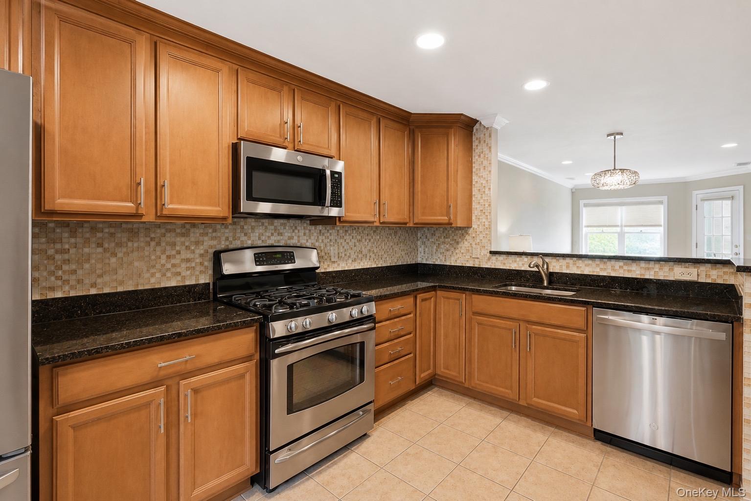 323 Waterside Close Peekskill, NY 10566 - Photo 12 of 42