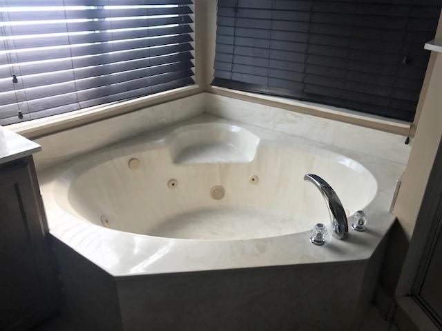 1270 Rose Gate Boulevard Riviera Beach, FL 33404 - Photo 20 of 25 1270 Rosegate Master bath tub