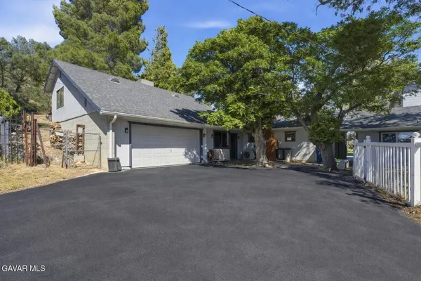 $999,999 | 9065 Elizabeth Lake Road, Leona Valley, CA 93551