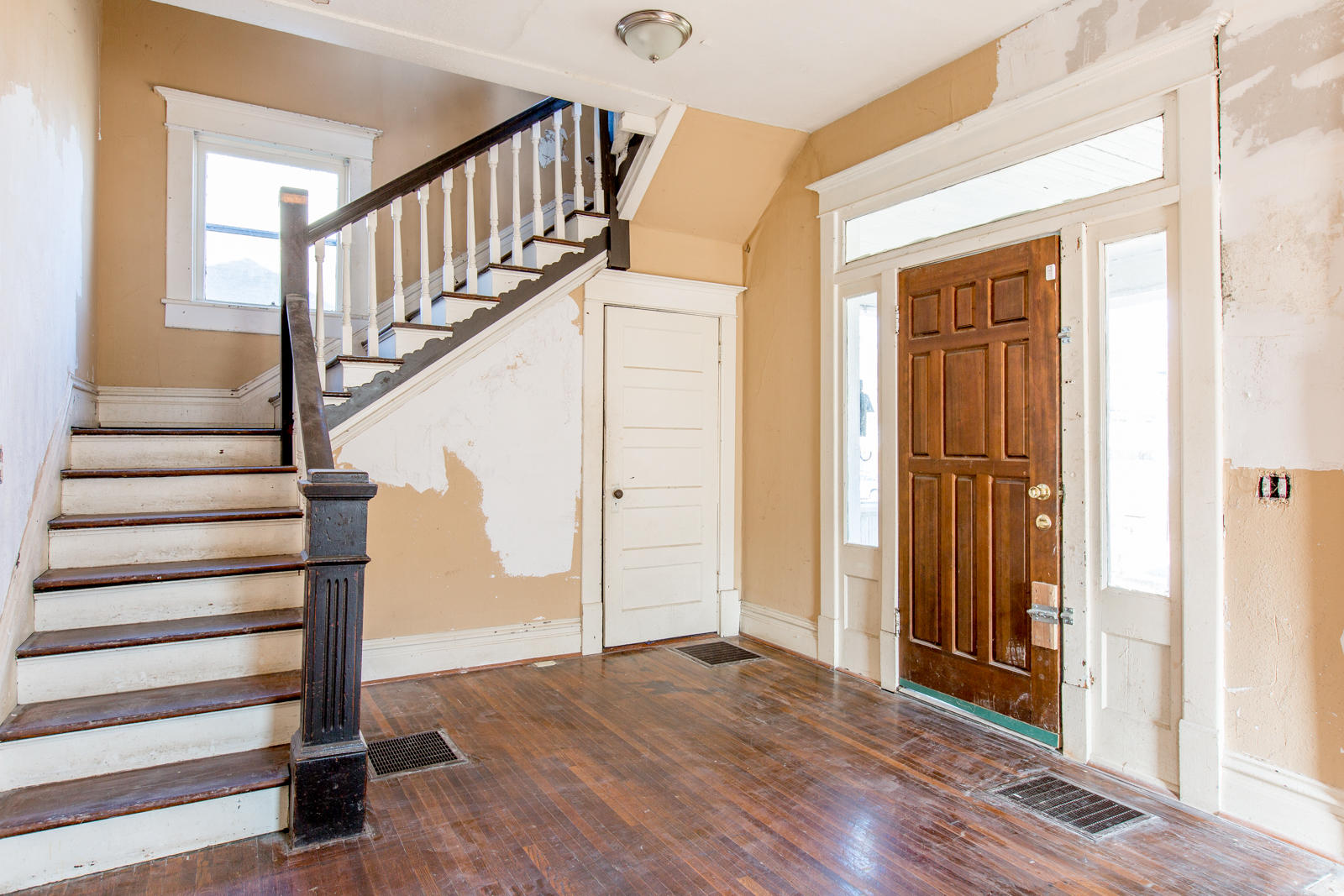 2210 Union Avenue Chattanooga, TN 37404 - Photo 2 of 9 Foyer
