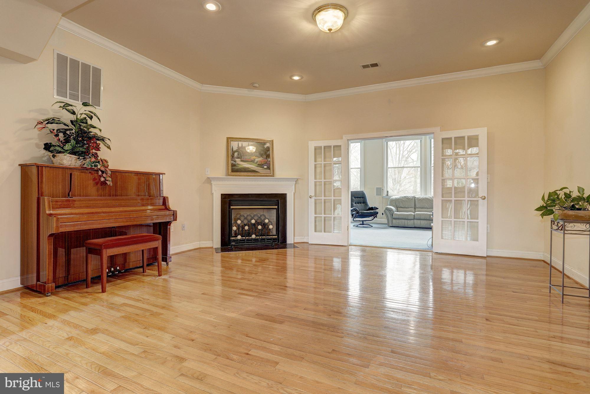 15741 Good Hope Road Silver Spring, MD 20905 - Photo 2 of 30 Living Room