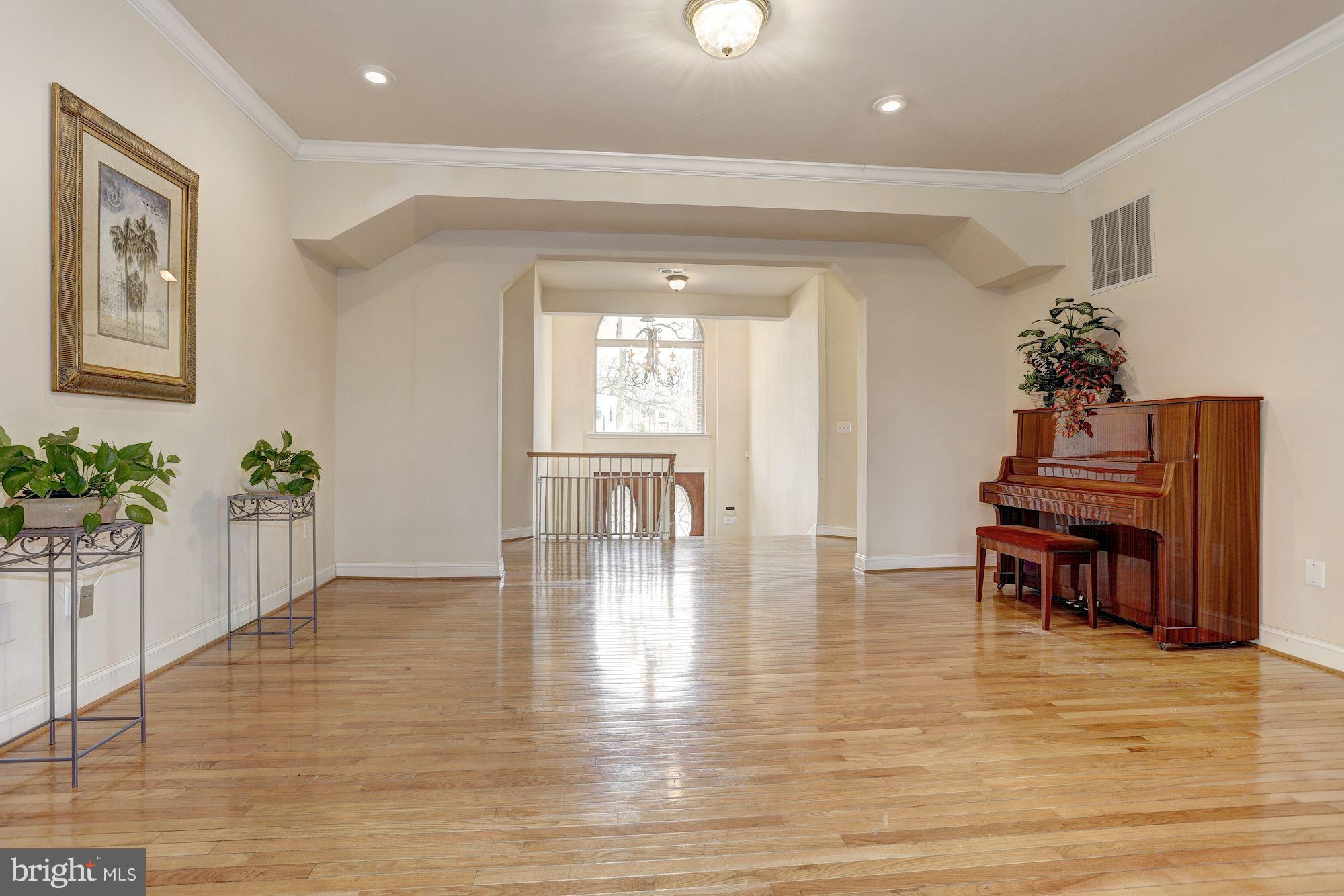 15741 Good Hope Road Silver Spring, MD 20905 - Photo 3 of 30 Living Room