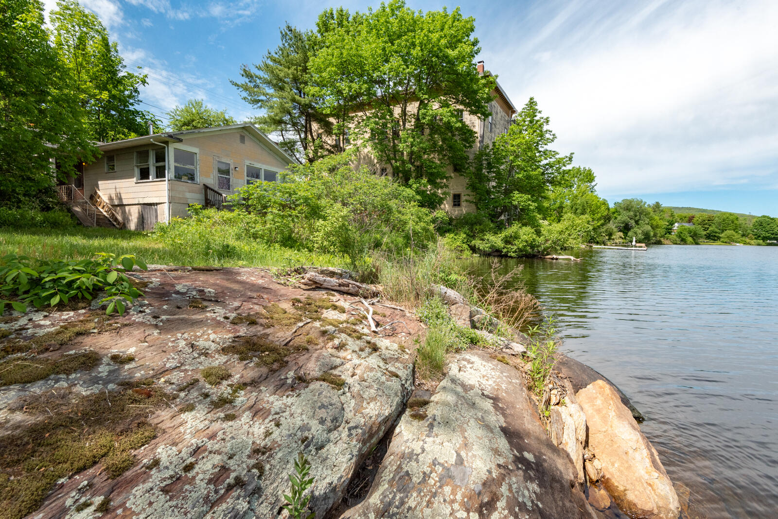 lakehome_pondroad001