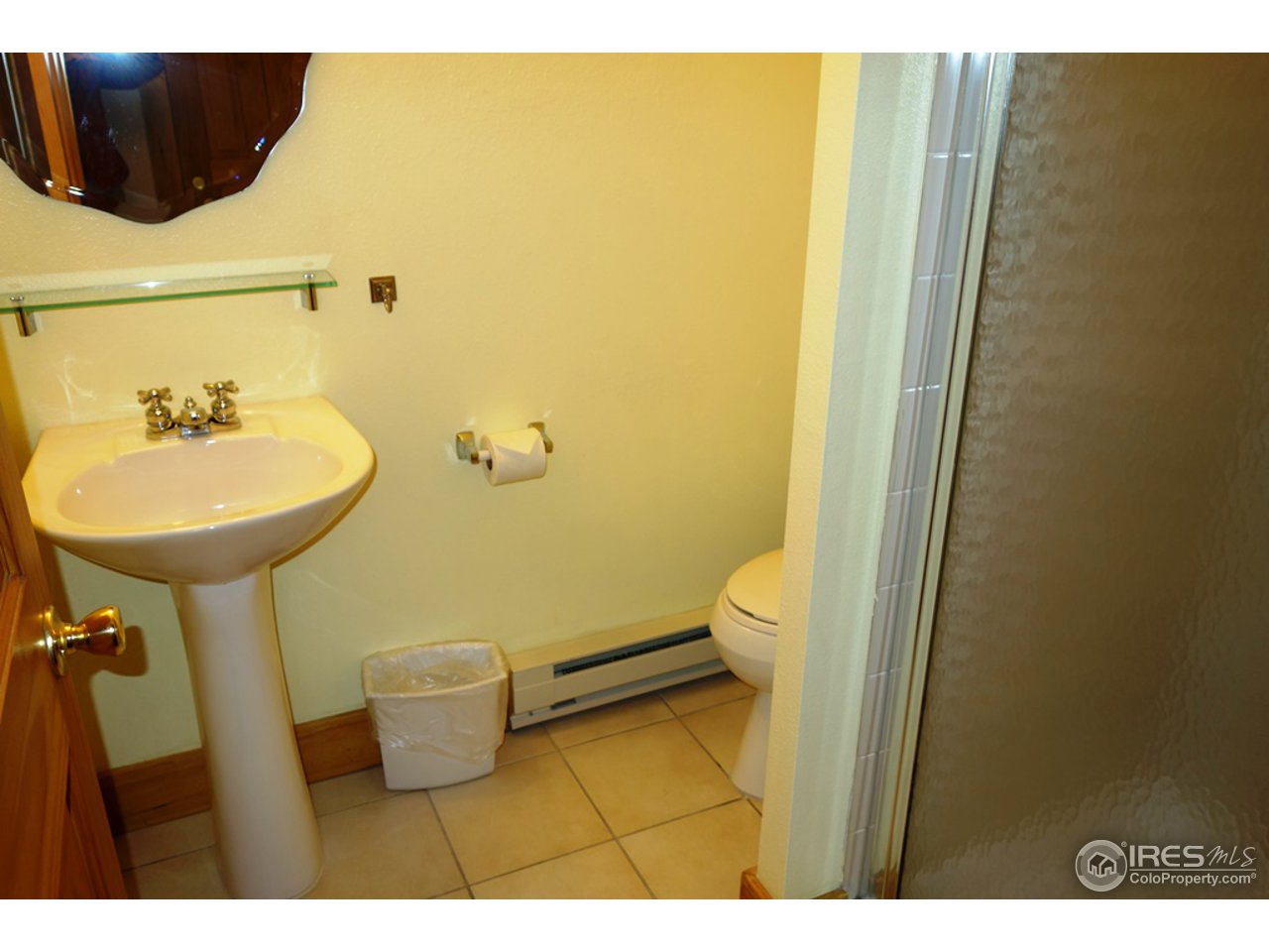 2625 Marys Lake Road, Unit 101 Estes Park, CO 80517 - Photo 9 of 25 a bathroom with a sink and a mirror