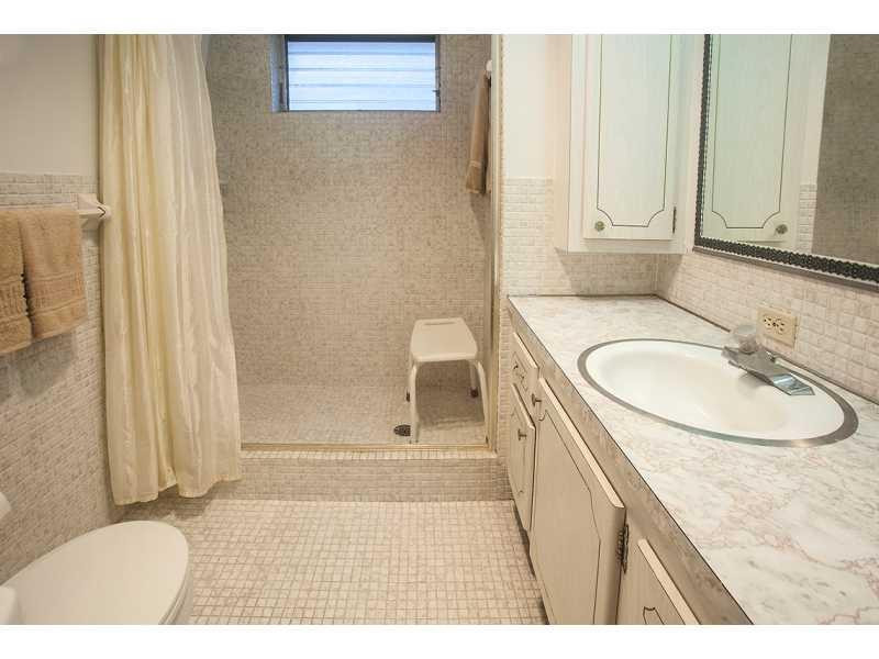 25 Southeast 13th Street, Unit C1 Boca Raton, FL 33432 - Photo 11 of 13 Bathroom