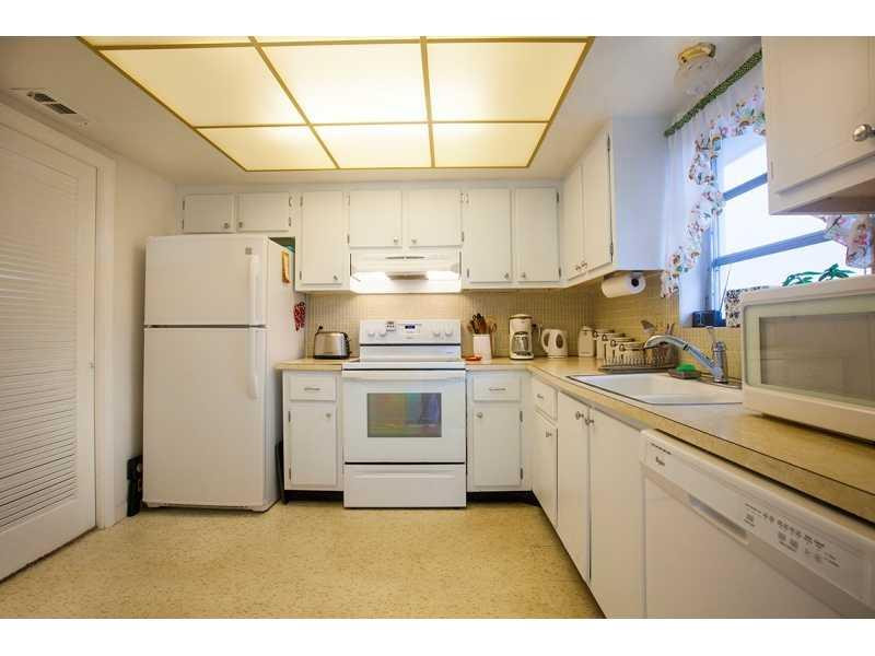 25 Southeast 13th Street, Unit C1 Boca Raton, FL 33432 - Photo 3 of 13 Kitchen