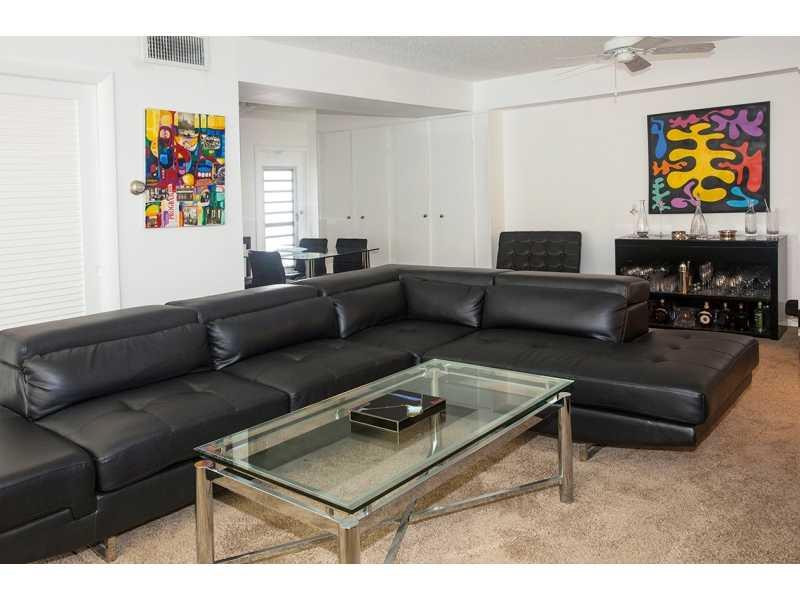 25 Southeast 13th Street, Unit C1 Boca Raton, FL 33432 - Photo 5 of 13 Living Room