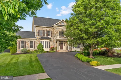 a view of a front of house with a yard