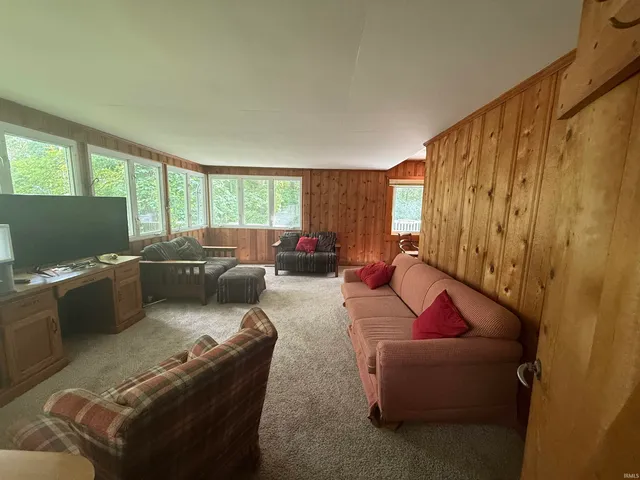 $289,000 | 4350 South 895th Street East, Wolcottville, IN 46795