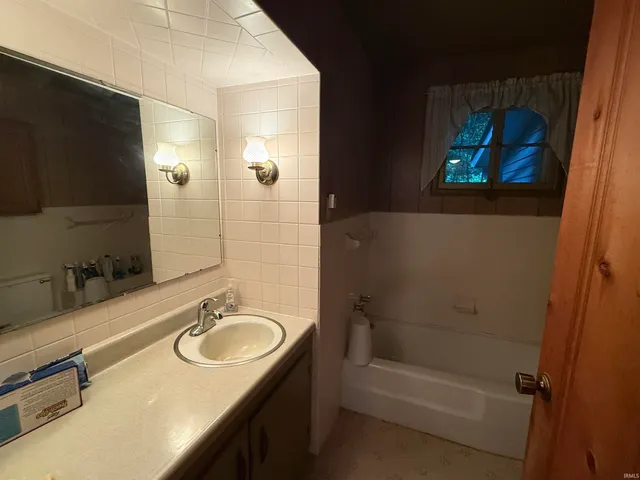 $289,000 | 4350 South 895th Street East, Wolcottville, IN 46795